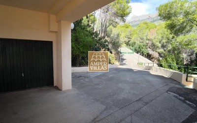 A beautiful bungalow located next to the Altea Golf Club.